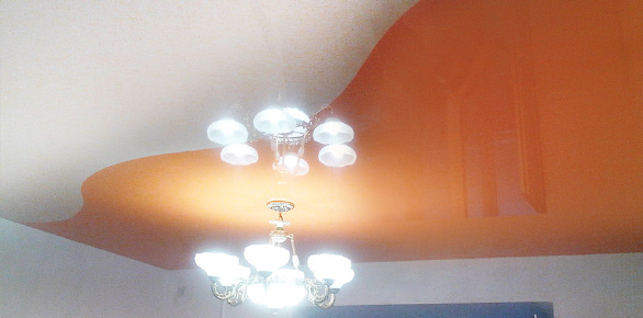 Глянцевый натяжной потолок в зале. Цветная спайка