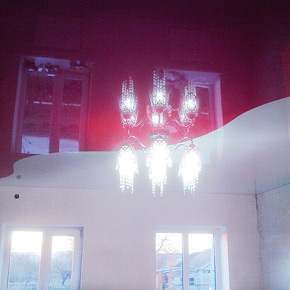Глянцевый натяжной потолок в частном доме. Цветная спайка