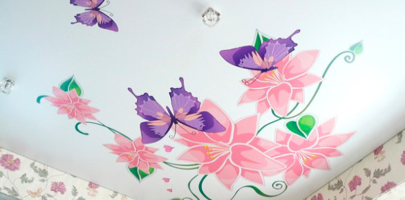Натяжной потолок с фотопечатью бабочки и цветы