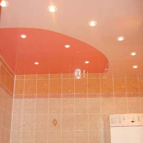 Натяжной потолок в ванну. Цветная спайка