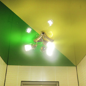 Глянцевый натяжной потолок в ванной. Цветная спайка