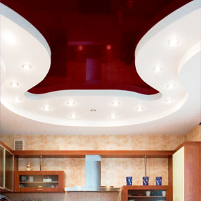 Многоуровневый глянцевый натяжной потолок на кухне