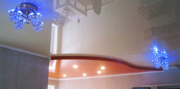 Двухуровневый глянцевый натяжной потолок в зале