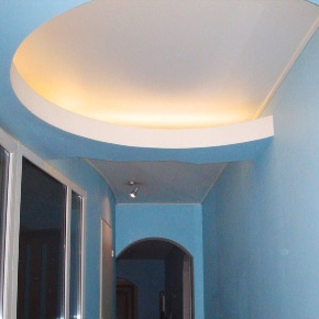 Двухуровневый сатиновый натяжной потолок в коридоре