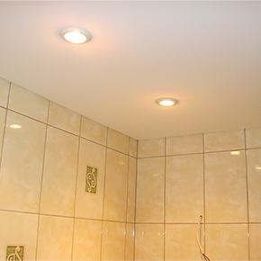 Белый матовый потолок в ванной с освещением