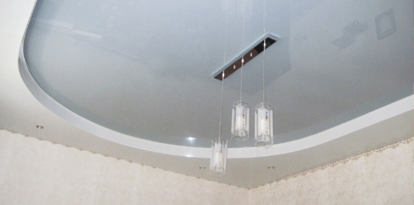 Двухуровневый сатиново-глянцевый потолок в спальне