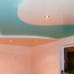 Двухуровневый матовый цветной потолок на кухне