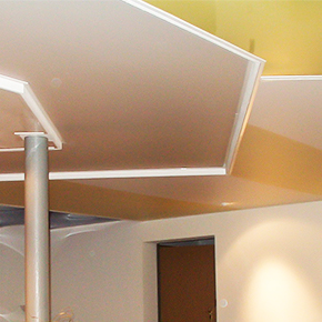 Матовый натяжной потолок в геометрической спайкой