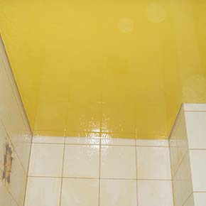 Натяжной потолок в ванной. Цветной потолок