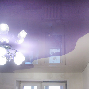 Одноуровневый глянцевый потолок в детской. Цветная спайка