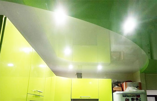 Глянцевый 2-х уровневый потолок на кухне