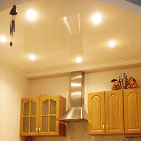 Натяжной потолок на кухне. Глянцевый потолок