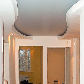 Двухуровневый матовый потолок в коридоре