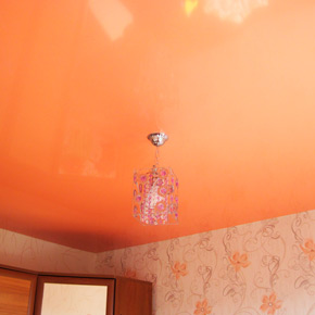 Цветной глянцевый натяжной потолок в комнате