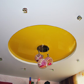 Двухуровневый сатиново-глянцевый потолок в детской