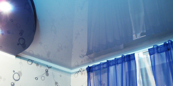 Двухуровневый цветной натяжной потолок в детской