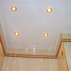 Одноуровневый глянцевый натяжной потолок в ванной