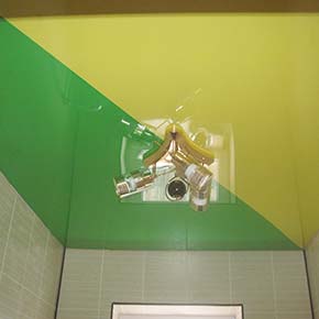 Натяжной потолок в ванну. Цветной потолок