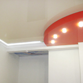 Цветной глянцевый натяжной потолок в частном доме