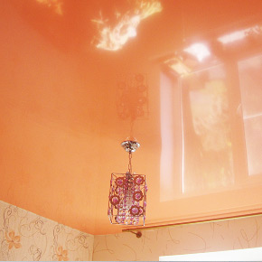Одноуровневый цветной глянцевый потолок в комнате