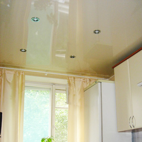 Натяжной потолок на кухне. Глянцевый белый потолок