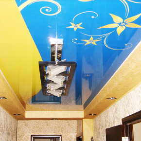 Двухуровневый натяжной потолок с цветной спайкой и фотопечатью