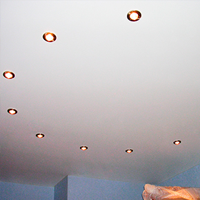 Матовый натяжной потолок в спальне с освещением