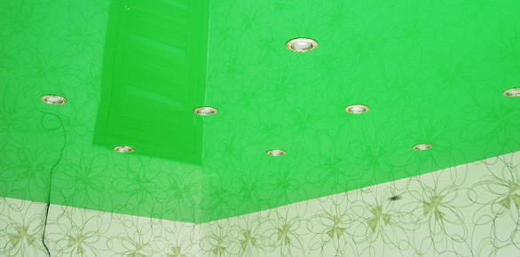 Цветной глянцевый натяжной потолок в спальне