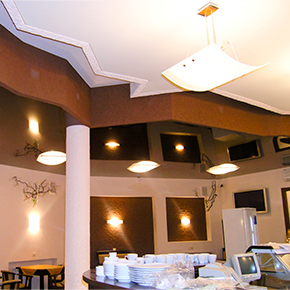 Многоуровневый матовый потолок в кафе
