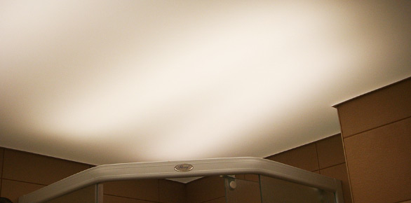 Одноуровневый матовый натяжной потолок в ванной