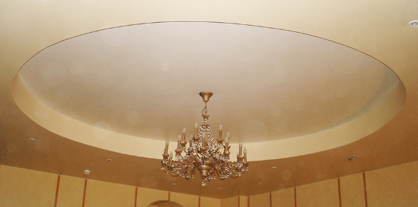 Двухуровневый сатиновый натяжной потолок в комнате