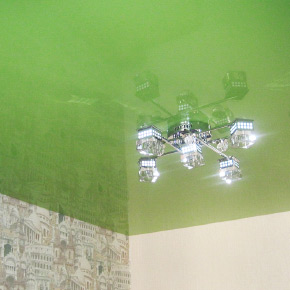 Цветной глянцевый натяжной потолок в зале